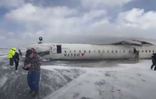 Stravične scene spasavanja putnika iz aviona koji se prevrnuo u Torontu: Povređeno 8 osoba, jedna <span style='color:red;'><b>kritično</b></span> (VIDEO)