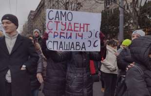 CRTA: RASTE PODRŠKA STUDENTIMA, građani kažu da su protesti <span style='color:red;'><b>posledica</b></span> državnog nemara i korupcije
