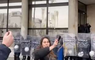 Haos ispred Skupštine Novog Sada: Demonstranti gađaju jajima i prave <span style='color:red;'><b>nered</b></span>e pred sednicu