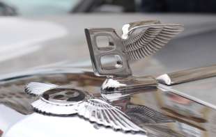 Ovako su <span style='color:red;'><b>nastali</b></span> čuveni logotipi luksuznih automobila! Evo šta se krije iza medaljona BMW: Nastanak jednog loga će vas potpuno šokirati