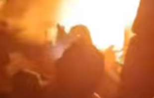 JEZIVO: <span style='color:red;'><b>Vojni avion</b></span> pao na kuće, oko 50 preminulih (VIDEO)