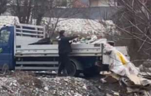 SKANDAL U PRIJEPOLJU: Radnik parkirao kamion, pa sav otpad bacio u reku (VIDEO)