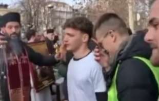 Nije sva crkva kao mitropolit <span style='color:red;'><b>David</b></span>: Evo kako su studenti dočekani ispred crkve Svetog Đorđa u Kruševcu (VIDEO)