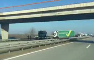 Nesreća kod Kovilja: Kilometarske <span style='color:red;'><b>kolone</b></span> i obustavljen saobraćaj