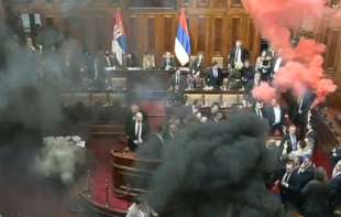 Dimne bombe i haos u Skupštini Srbije! Sukob poslanika vlasti i opozicije, razvijen <span style='color:red;'><b>transparent</b></span> „Srbija ustaje da režim padne“(VIDEO)