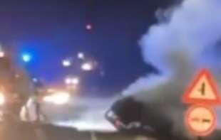 Stravična tragedija kod Subotice: Dve osobe žive izgorele u <span style='color:red;'><b>zapaljeno</b></span>m vozilu, druge dve spašene u poslednjem trenutku (VIDEO)