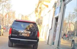 <span style='color:red;'><b>Snimak</b></span> sa Terazija razbesneo Beograđane: Parkirao se nasred trotoara, a onda dao pun gas u pravcu pešaka (VIDEO)