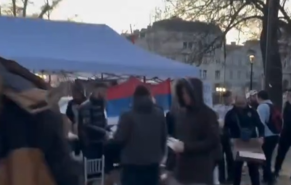 Šarena družina Ćacija u Ćacilendu: Među onima 