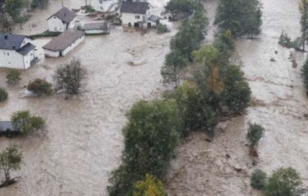 Za tri dana palo kiše kao za četiri meseca: Ljudi zaglavljeni ima i mrtvih