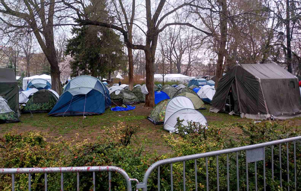 Počelo čišćenje Pionirskog parka posle „kampovanja“ grupe Studenti 2.0