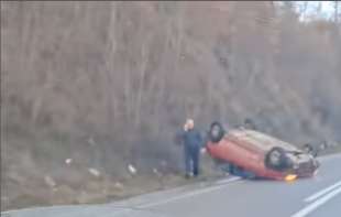 Teška nesreća na putu Baljevac - Kraljevo: Automobil se prevrnuo na krov