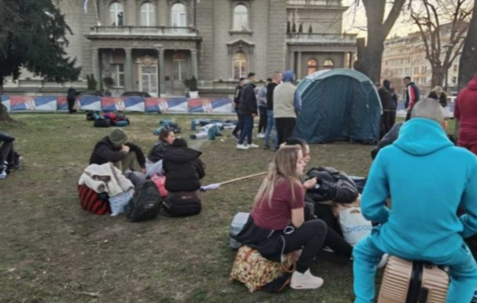 Studenti iz Pionirskog parka odlučili da se ne povuku, razvili srpsku trobojku dugu 30 metara (VIDEO)