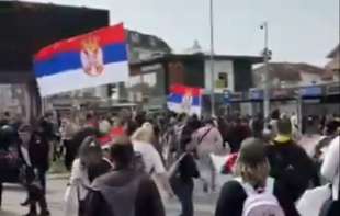 Incident na Žarkovu: Vožač <span style='color:red;'><b>pokosio ženu</b></span> koja je bila u protestnoj šetnji, vozio je na haubi (UZNEMIRUJUĆI VIDEO)
