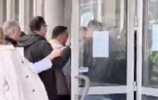 Pojačano prisustvo policije ispred Opštine Vlasotince uoči sednice Skupštine