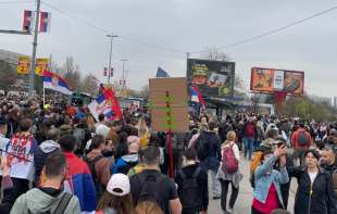 Masovni <span style='color:red;'><b>studentski protest</b></span>, kolona krenula sa Novog Beograda: Okupljanje ispred Skupštine, bina i na Slaviji (FOTO)
