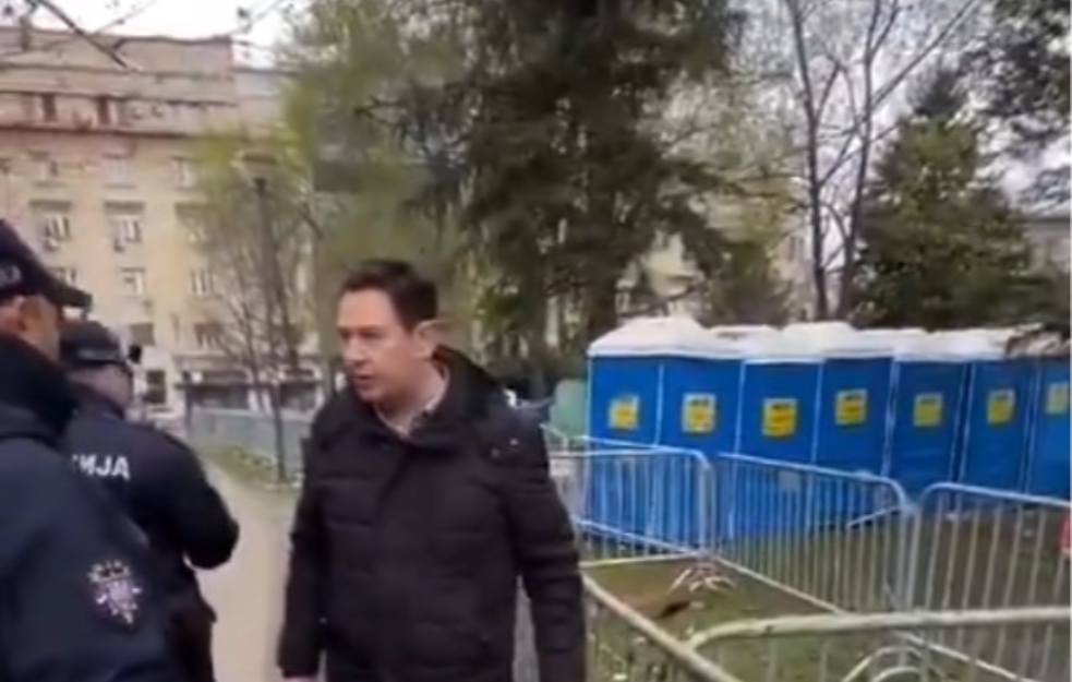 Oteli mu telefon: Nemanja Šarović napadnut kod Pionirskog parka dok je snimao traktore (VIDEO)
