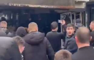Besni građani demolirali kafić vlasnika diskoteke, pa se okupili ispred njegove kuće - pokušavaju da probiju <span style='color:red;'><b>kordon policije</b></span> 