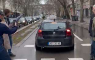Vozač BMW-a se zaleteo kolima na đake i nastavnike ispred Elektrotehničke škole u Novom Sadu