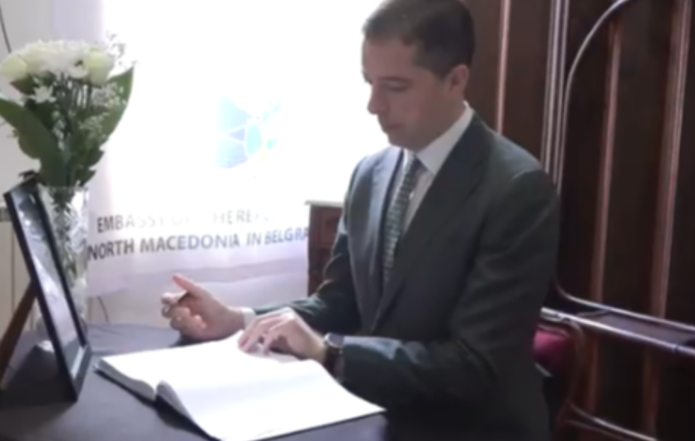 Ministar Đurić se upisao u knjigu žalosti povodom tragedije u Kočanima