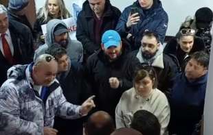Građani upali u zgradu Opštine Šid, traže prisustvo na sednici