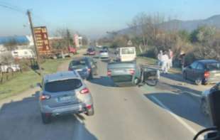 Saobraćajna nesreća na magistralom putu <span style='color:red;'><b>Kruševac</b></span>-Trstenik: Preticala kolonu, pa se prevrnula na krov (FOTO)