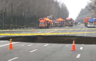Tragedija u Seulu: <span style='color:red;'><b>Motociklista poginuo</b></span> nakon urušavanja puta