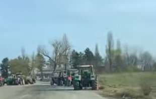 Vučiću više ne trebaju, seljacima ne mogu da služe: Rastureni <span style='color:red;'><b>traktor</b></span>i iz Ćacilenda ostavljeni na parkingu (VIDEO)