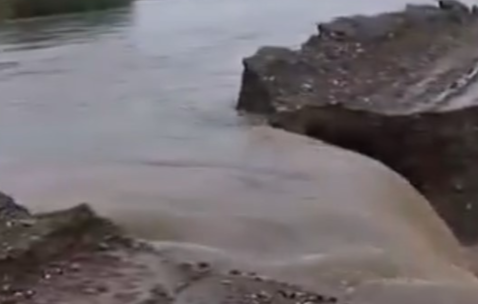 Dramatično: Zapadna Morava probila nasip Moravskog koridora (VIDEO)
