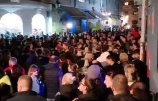Nakon sinoćnjeg incidenta u Novom Sadu studenti održali protestnu šetnju: Pridružili im se bajkeri i <span style='color:red;'><b>traktor</b></span>isti, najavili blokadu do 3 sata ujutru 