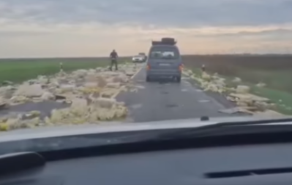  Flaše sa uljem rasute po asfaltu, jedna traka skroz neprohodna (VIDEO)
