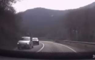 Bahata <span style='color:red;'><b>vožnja</b></span> dovodi u opasnost druge vozače (VIDEO)
