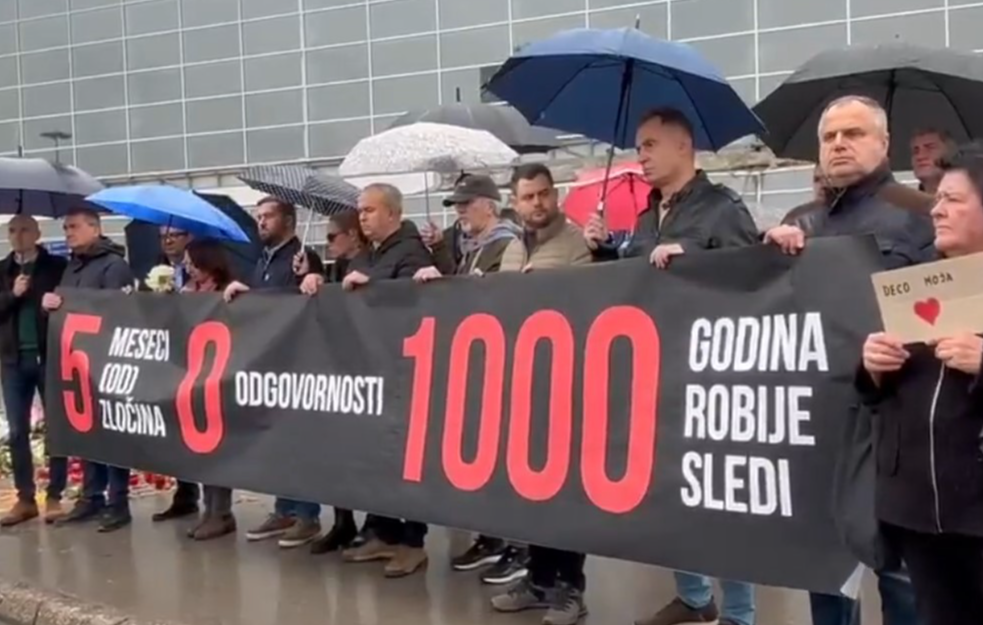 Pet meseci od tragedije: Protest, cveće i sveće ispred Železničke stanice u Novom Sadu (VIDEO)