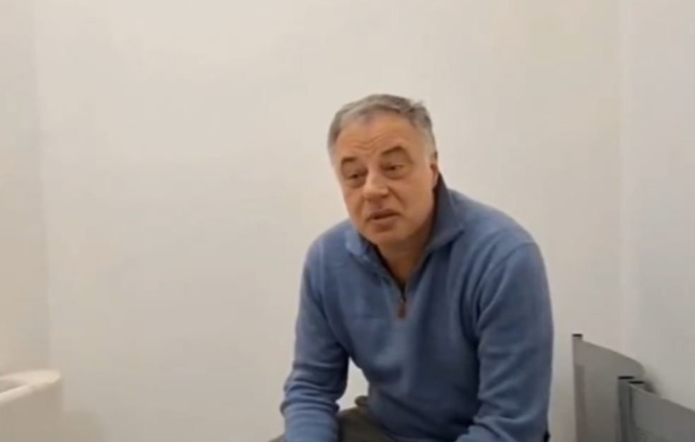 Profesor Alek Kavčić sramno maltretiran na aerodromu: Strpali ga u pritvor, posle više sati pušten da uđe u zemlju (VIDEO)