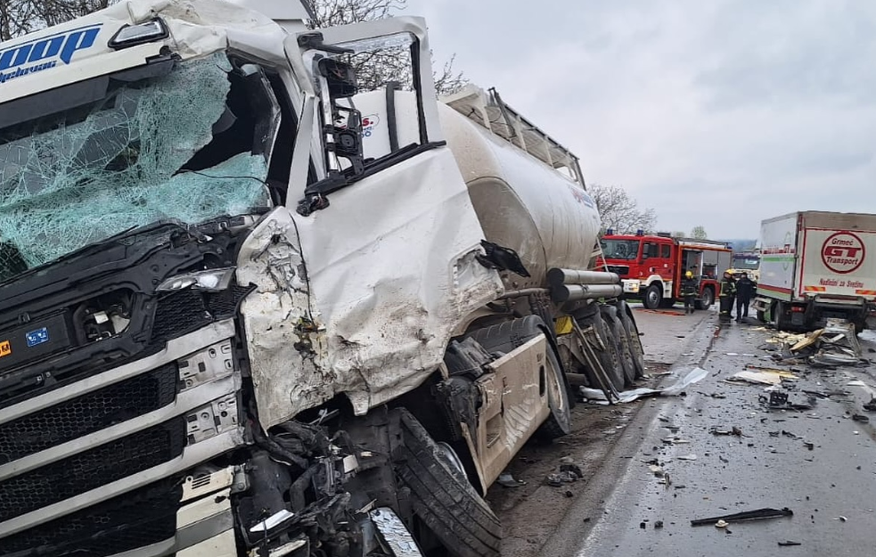 Direktan sudar kamiona kod Beočina, kabina potpuno uništena