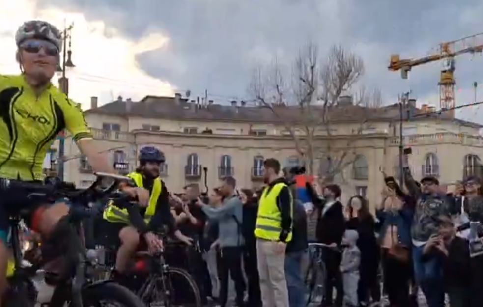 Studenti na biciklima stigli u Budimpeštu: Dočekani veličanstveno uz povike „Pumpaj!“