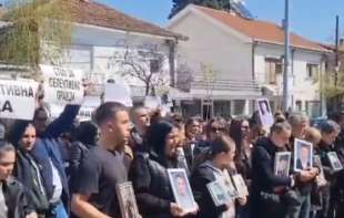 Marš za anđele“: Veliki broj građana Kočana na protestu tražio <span style='color:red;'><b>odgovornost</b></span> za požar u diskoteci