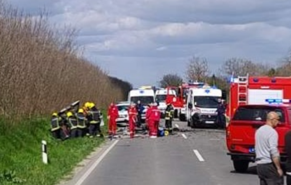 Teška saobraćajna nesreća kod <span style='color:red;'><b>Bečej</b></span>a: Sumnja se da ima stradalih, vatrogasci izvlače povređene