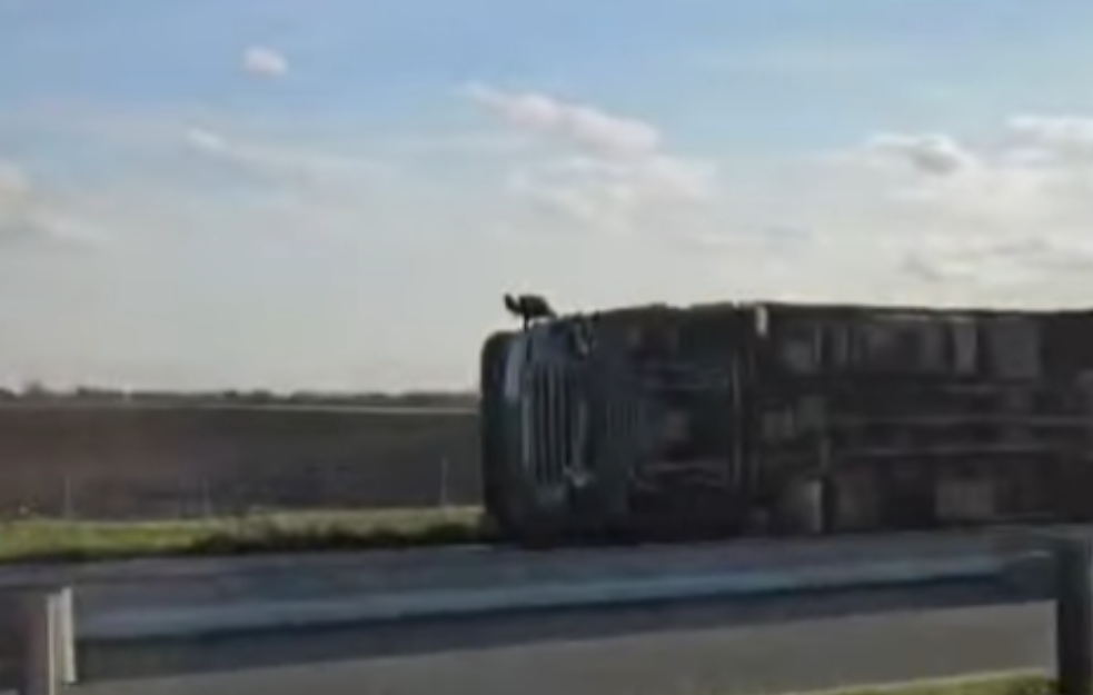 Saobraćajna nesreća na auto-putu Šid-Beograd: Prevrnuo se kamion sa prikolicom