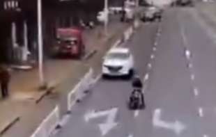 Pas upravljao <span style='color:red;'><b>vozilo</b></span>m, napravio haos na ulici (VIDEO)