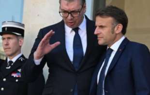Vučić iz Pariza poziva na <span style='color:red;'><b>kontramiting</b></span>: