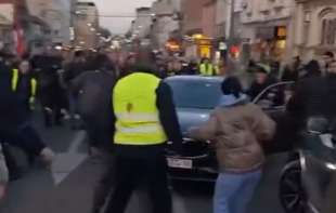 Incident na blokadi  Ruz<span style='color:red;'><b>velt</b></span>ovoj: Muškarac se automobilom zaleteo na ljude, povređen policajac (VIDEO)
