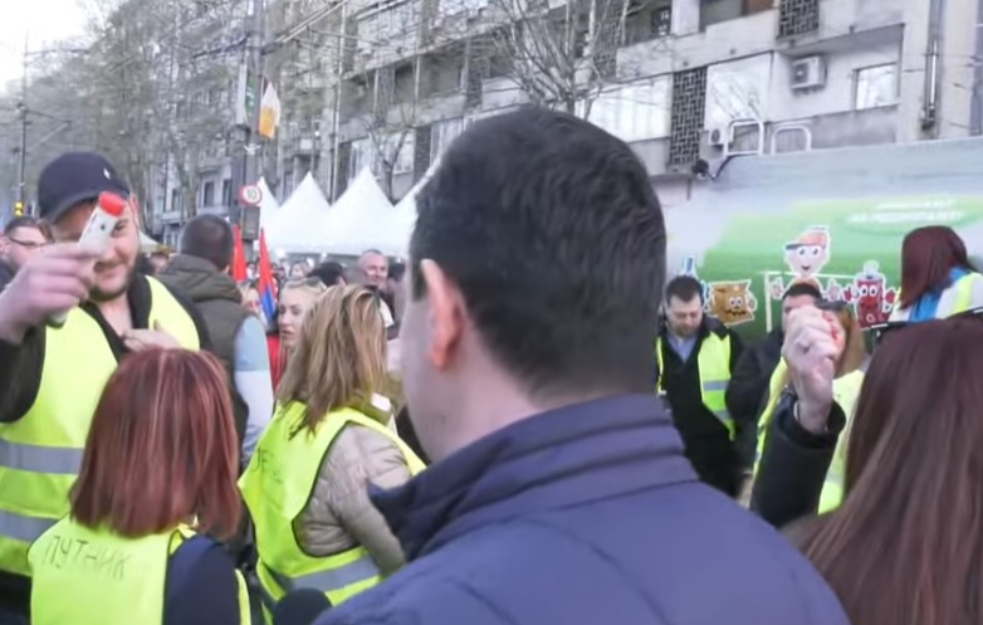 Na Vučićevom mitingu napadnut Nemanja Šarović: Besni SNS redari mu skandirali 