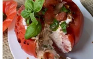 Recept za lagan <span style='color:red;'><b>obrok</b></span> bez mesa: Punjeni paradajz sa kinoom i veganskom fetom