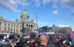 Vučićev skup „Ne damo Srbiju“ ulazi u finale: Beograd zatrpan autobusima, čeka se <span style='color:red;'><b>obraćanje</b></span> predsednika (VIDEO)