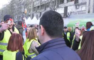 Na Vučićevom mitingu napadnut Nemanja Šarović: Besni SNS redari mu skandirali 