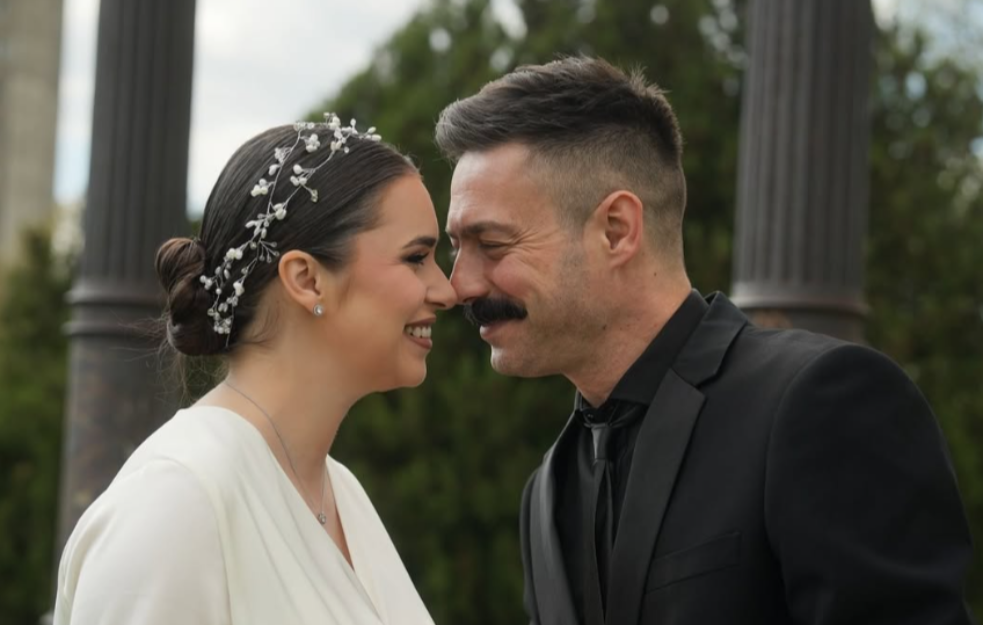 Oženio se naš poznati glumac: Njegova supruga očarala sve prirodnom lepotom
