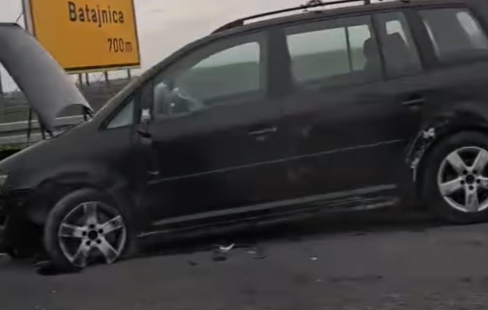 Lančani sudar kod Batajnice izazvao haos na auto-putu: Veliki <span style='color:red;'><b>zastoj</b></span>, delovi vozila rasuti po kolovozu