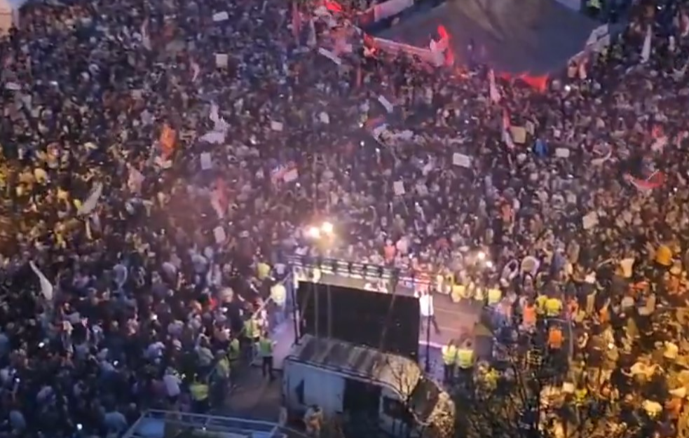 "Pumpaj, pumpaj Ibar vodo": Desetine hiljada građana i studenata u Kraljevu, pun centralni trg i okolne ulice (VIDEO)