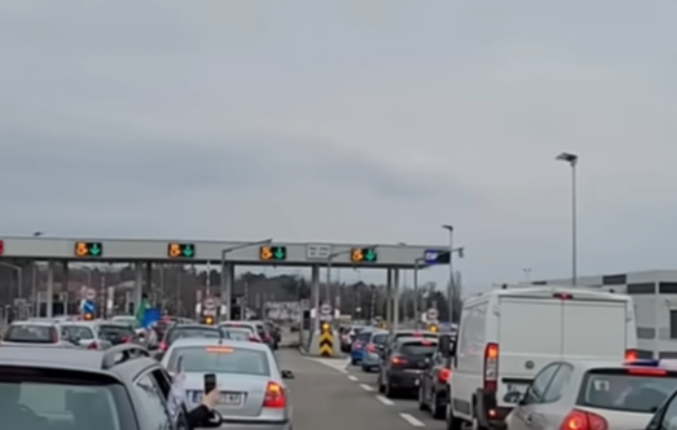 Haos kod naplatne rampe Vrčin: Lančani sudar troje kola se sudarilo
