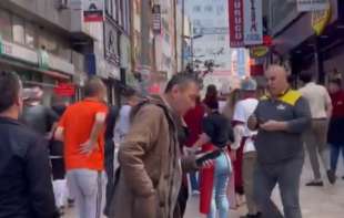 <span style='color:red;'><b>Serija</b></span> zemljotresa pogodila Istanbul: Zbog panike ljudi skakali kroz prozore zgrada, povređena 151 osoba (VIDEO)